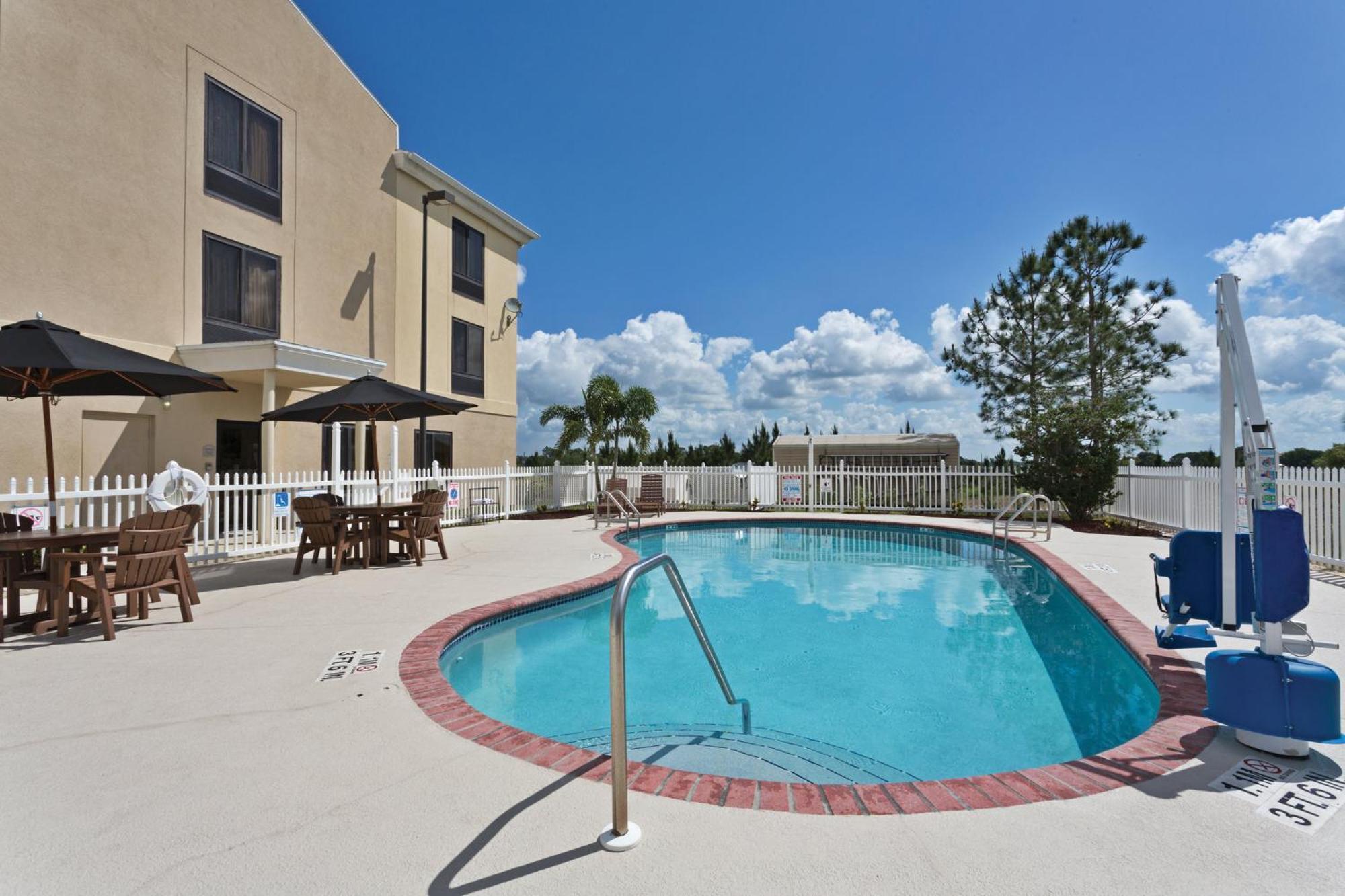 Holiday Inn Express & Suites Sebring By Ihg Buitenkant foto